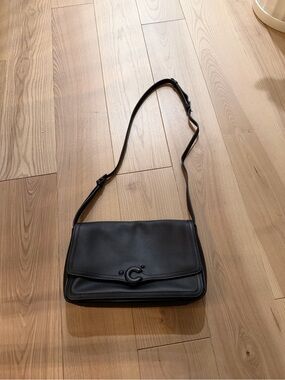 Cui’sl Black Leather Shoulder Crossbody Bag with Sculptural C Clasp